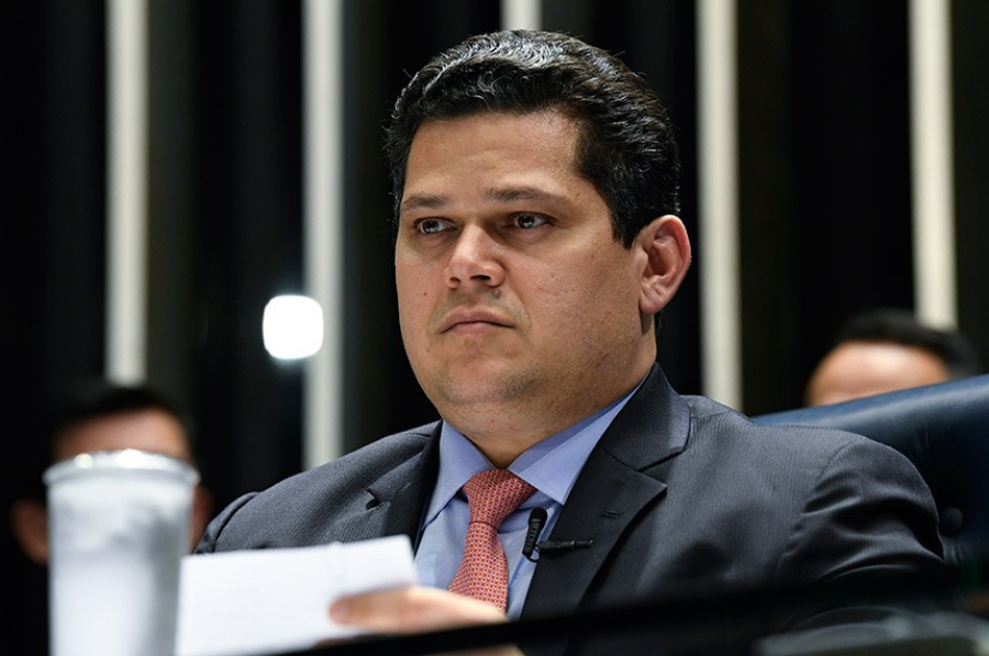 Alcolumbre trava tramitação da PEC do fim da 6x1 no Senado