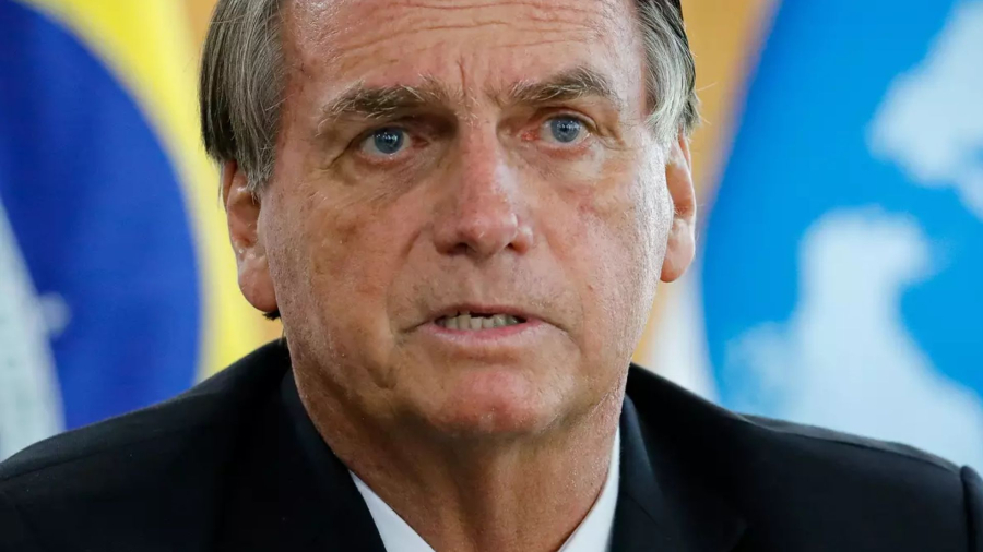 Bolsonaro é internado para cirurgia em Brasília