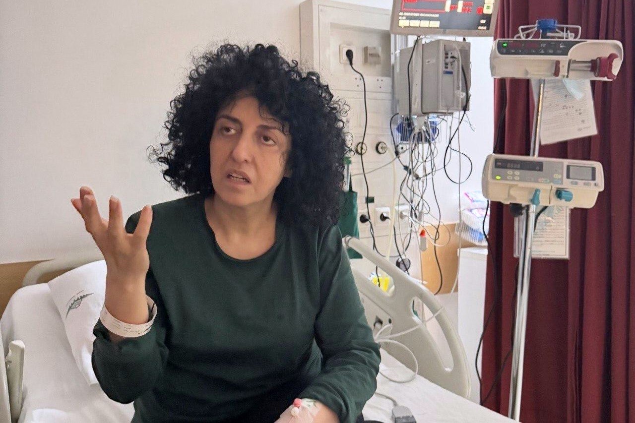Nobel da Paz presa no Irã, Narges Mohammadi sofre danos no cérebro e piora no quadro cardíaco, diz fundação