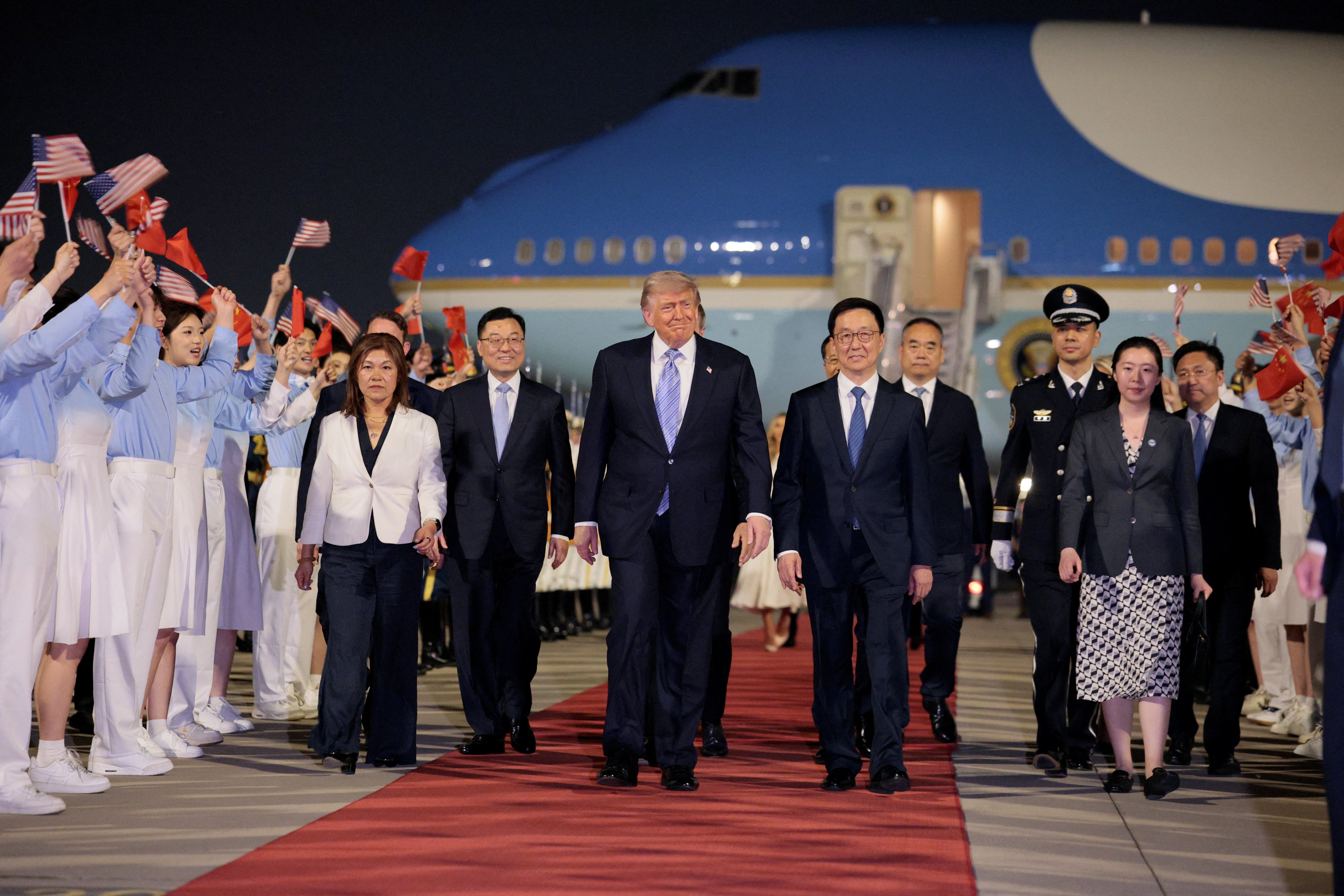 Estudantes fazem coreografia com bandeiras para receber Trump na China
