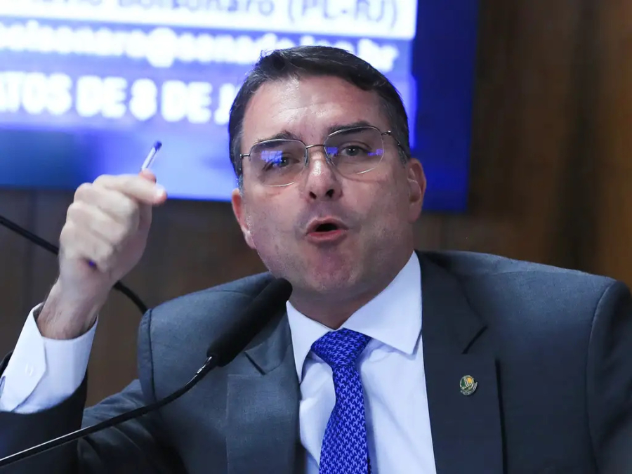 Flávio Bolsonaro sugere pagamento por hora em alternativa à escala 6x1