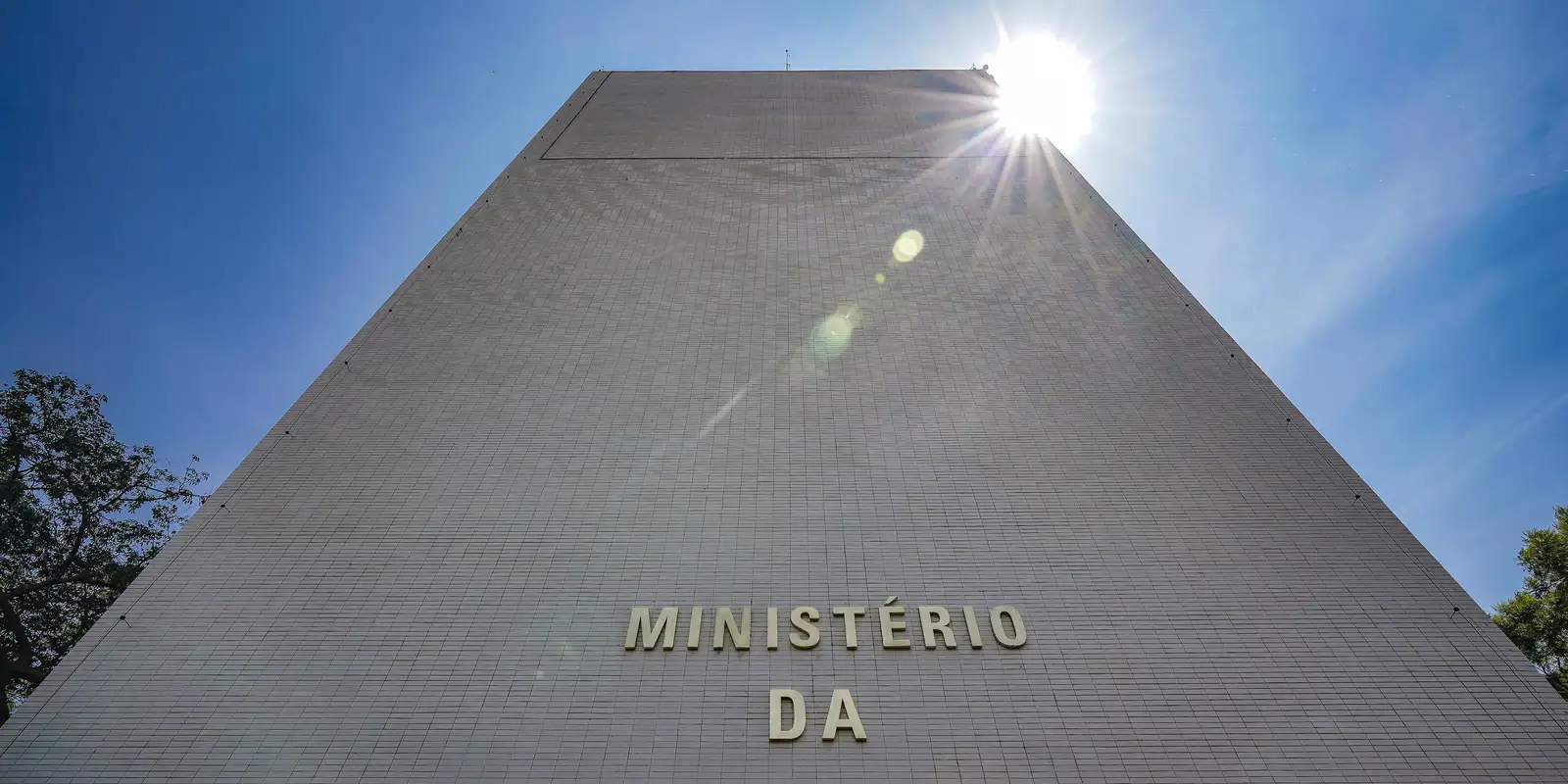 Governo bloqueia mais R$ 22 bilhões do Orçamento de 2026 para tentar cumprir regra fiscal