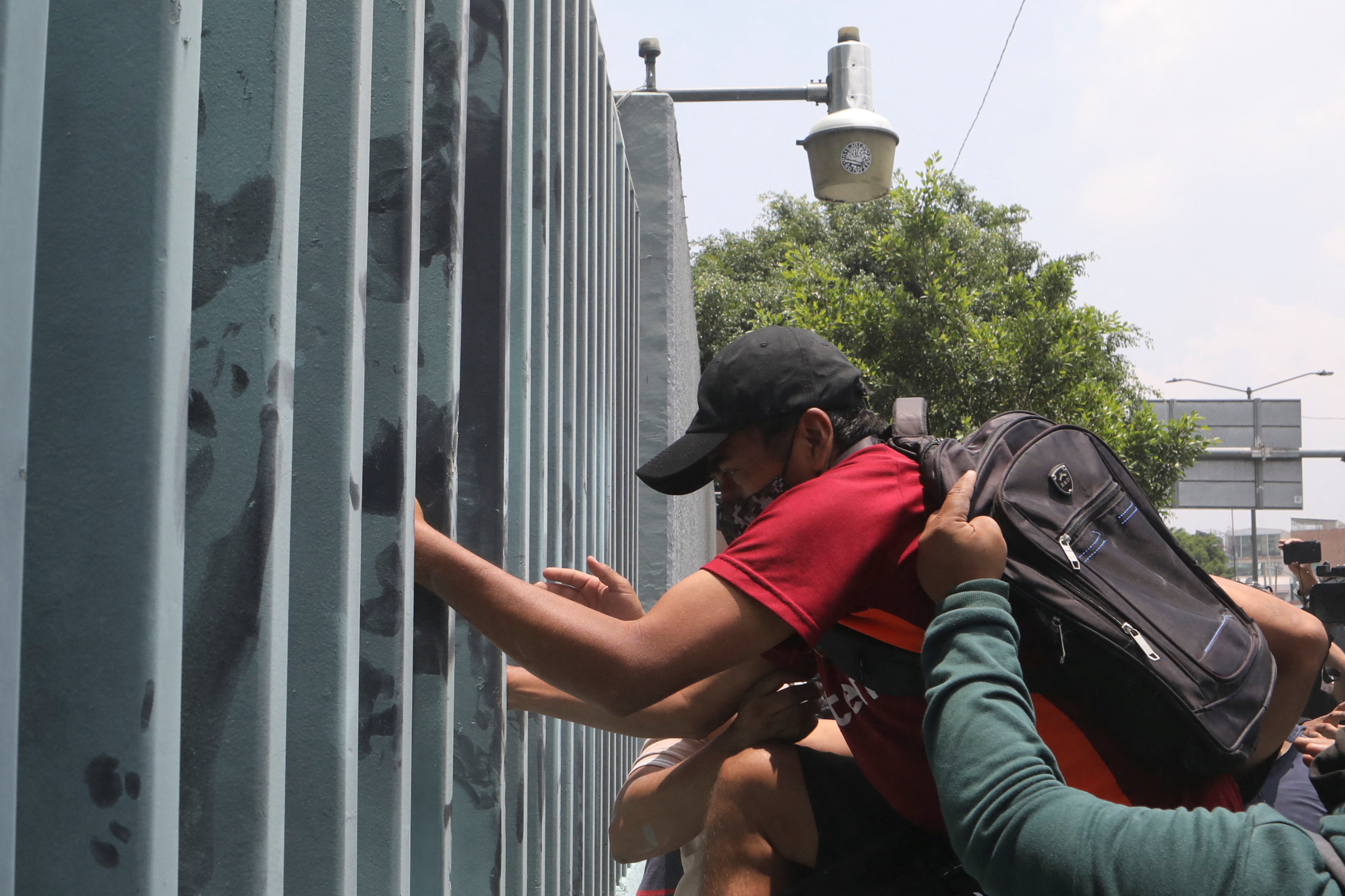 Título: Protestos de professores ameaçam clima da Copa do Mundo no México