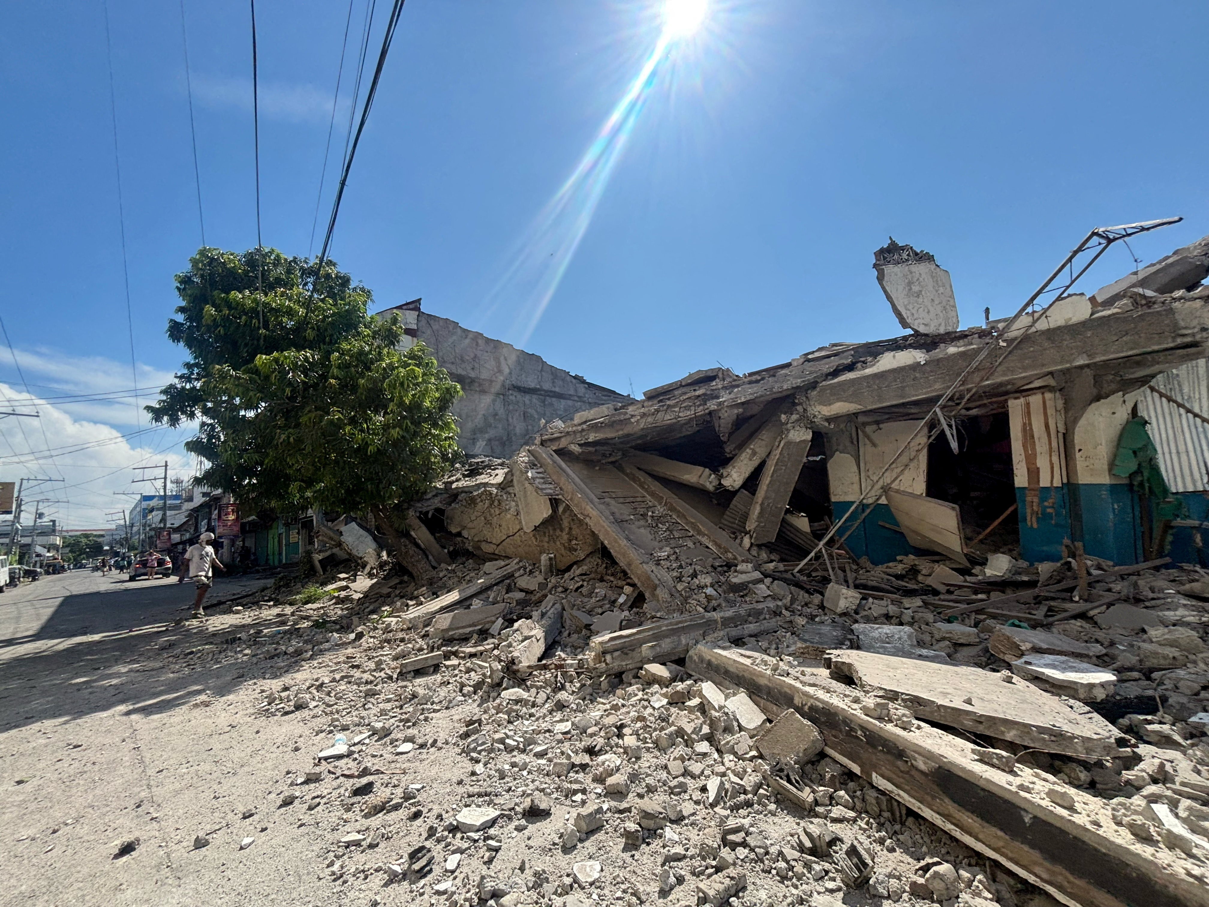 Terremoto de magnitude 7,8 deixa 32 mortos e provoca destruição nas Filipinas