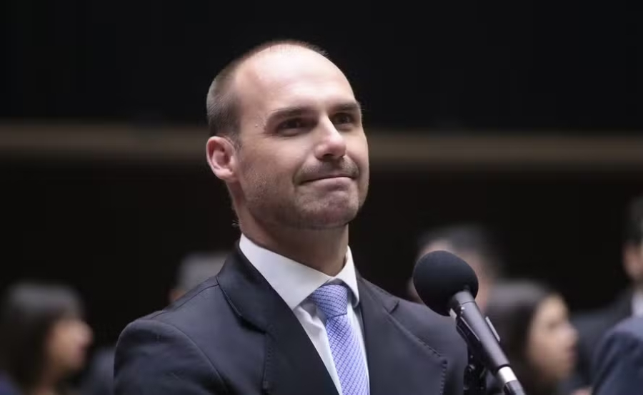 STF vê tentativa de pressão sobre a Justiça e condena Eduardo Bolsonaro a 4 anos e 2 meses de prisão