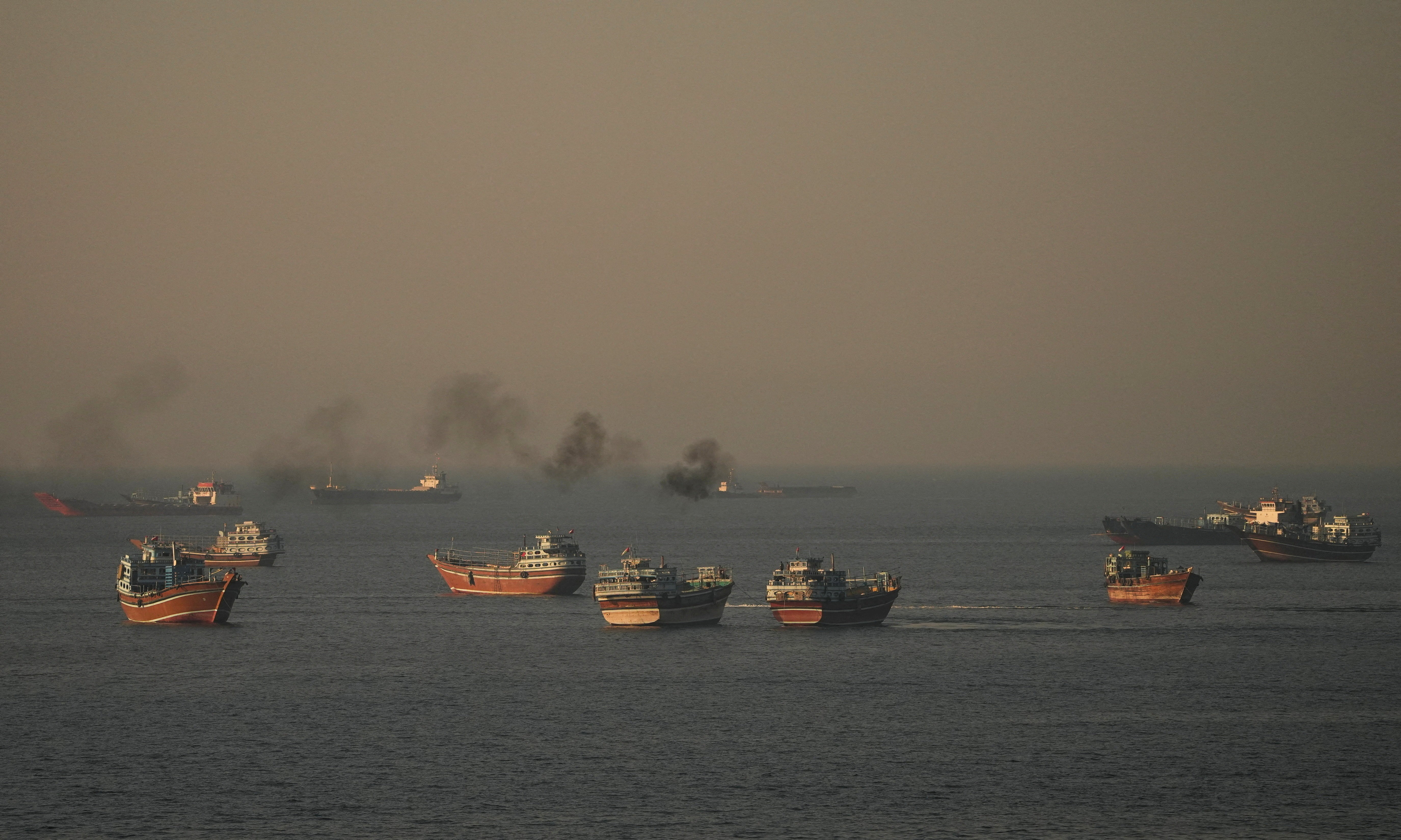 Trump acusa Irã de atacar navios no Estreito de Ormuz e de violar cessar-fogo