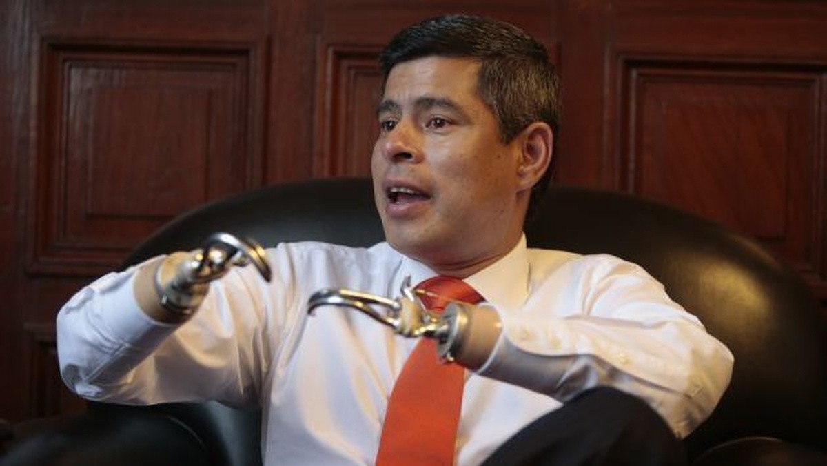 Quem é Luis Galarreta, vice de Keiko Fujimori que usará próteses em formato de ganchos na vice-presidência do Peru