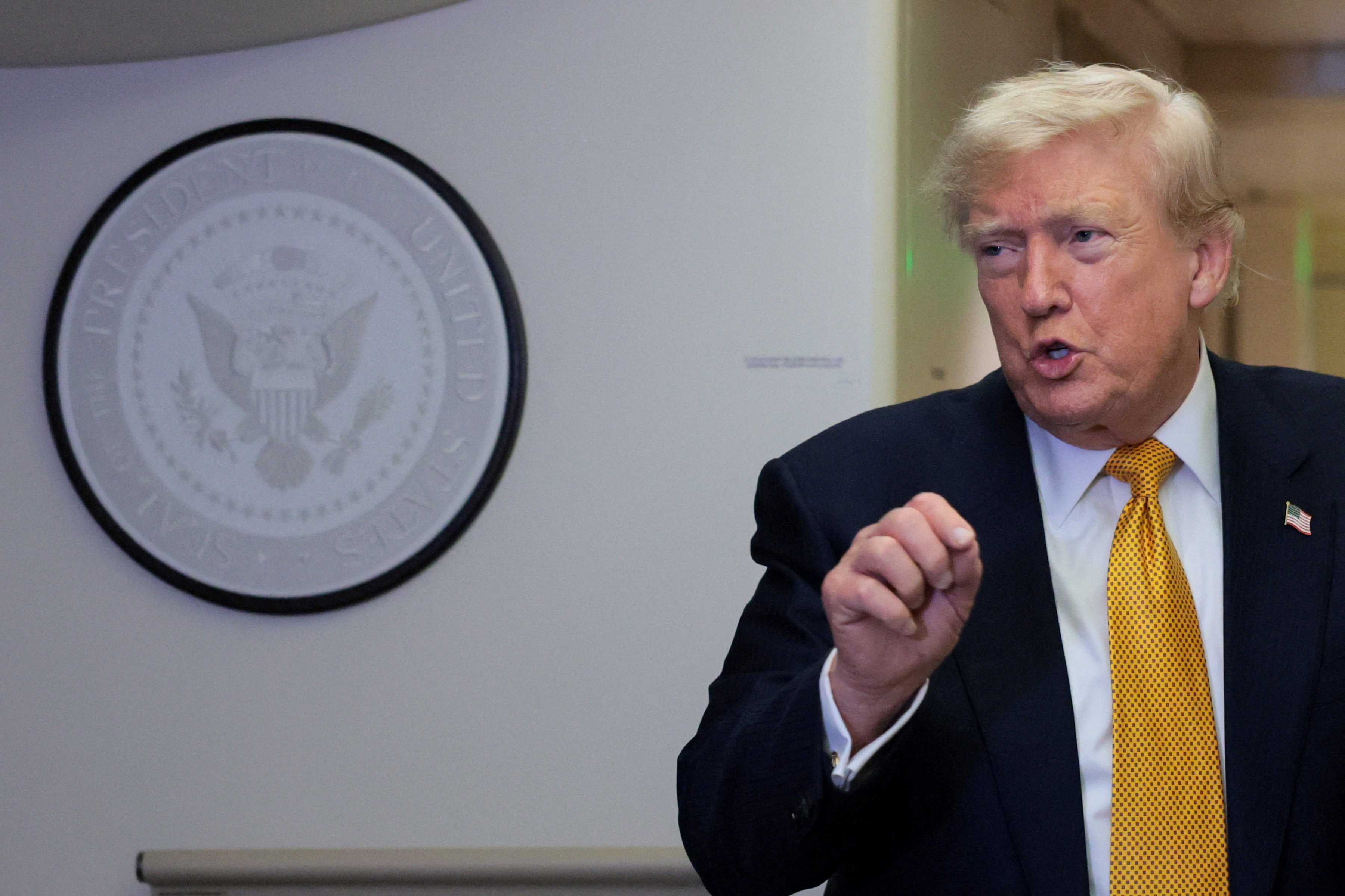 Trump anuncia cobrança de 20% sobre cargas no Estreito de Ormuz e amplia tensão com o Irã