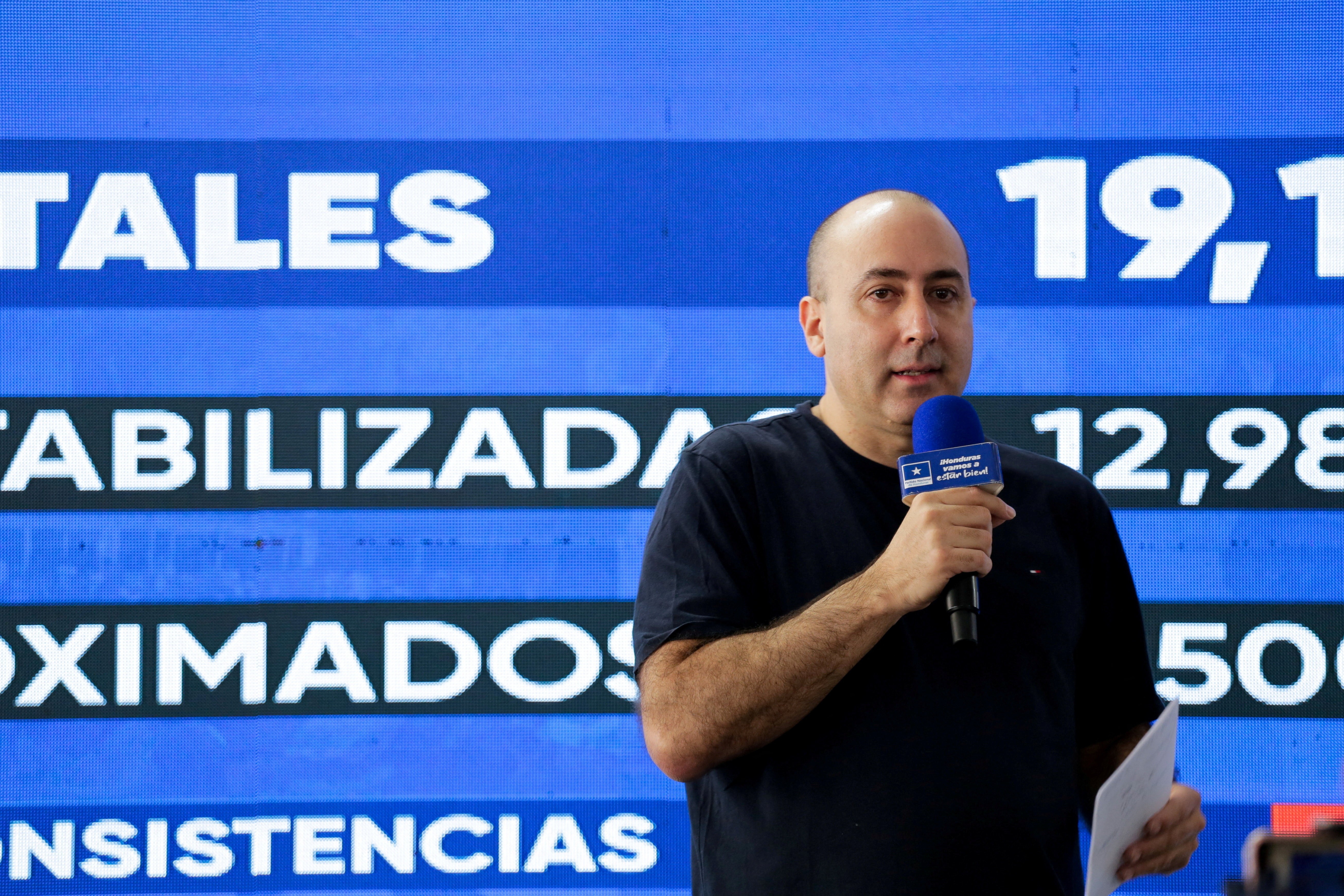 Quem é Fernando Cerimedo, o influencer argentino próximo a Eduardo Bolsonaro que preso na Bolívia