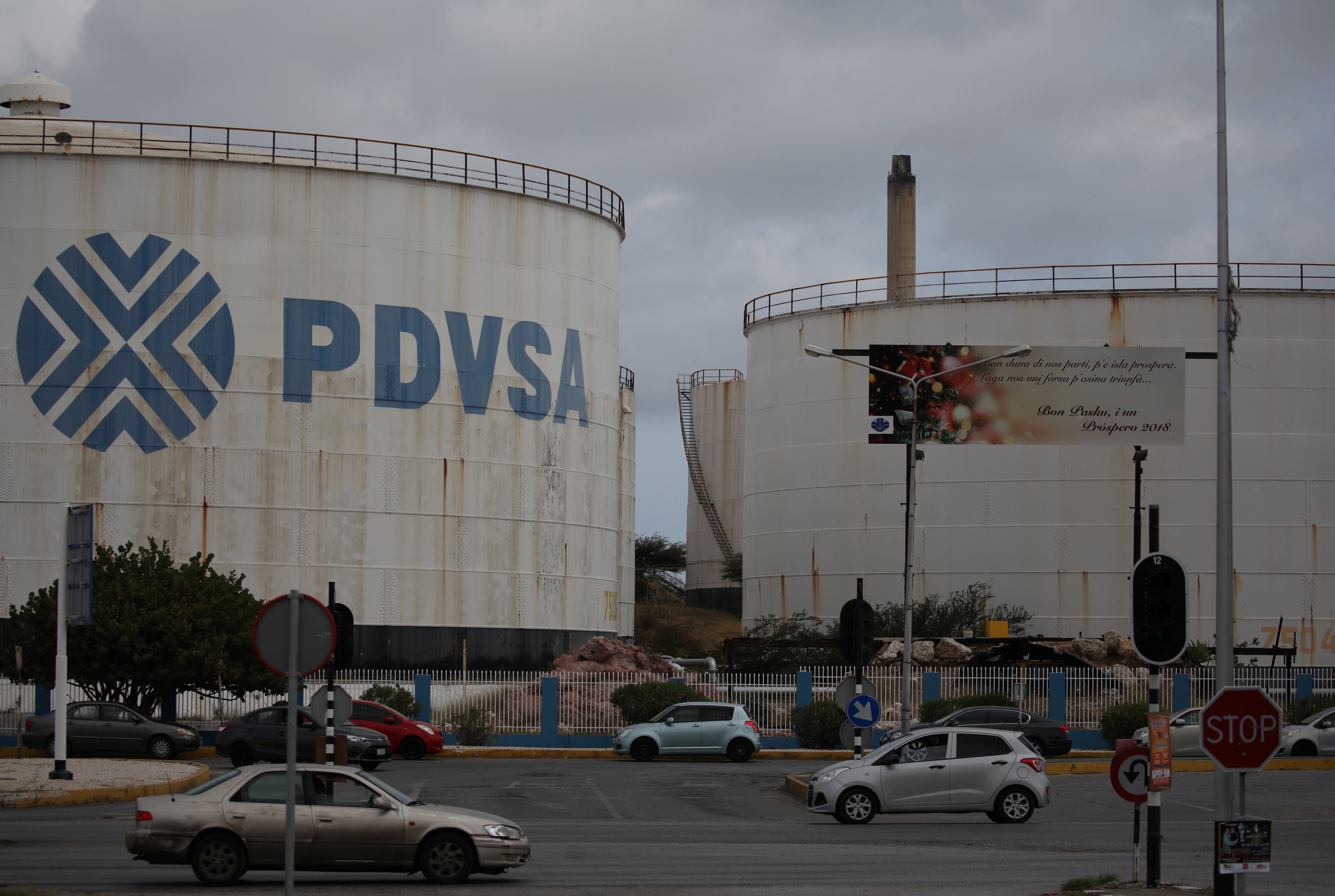 Gestão Trump avançam sobre petróleo venezuelano em negociações com governo interino