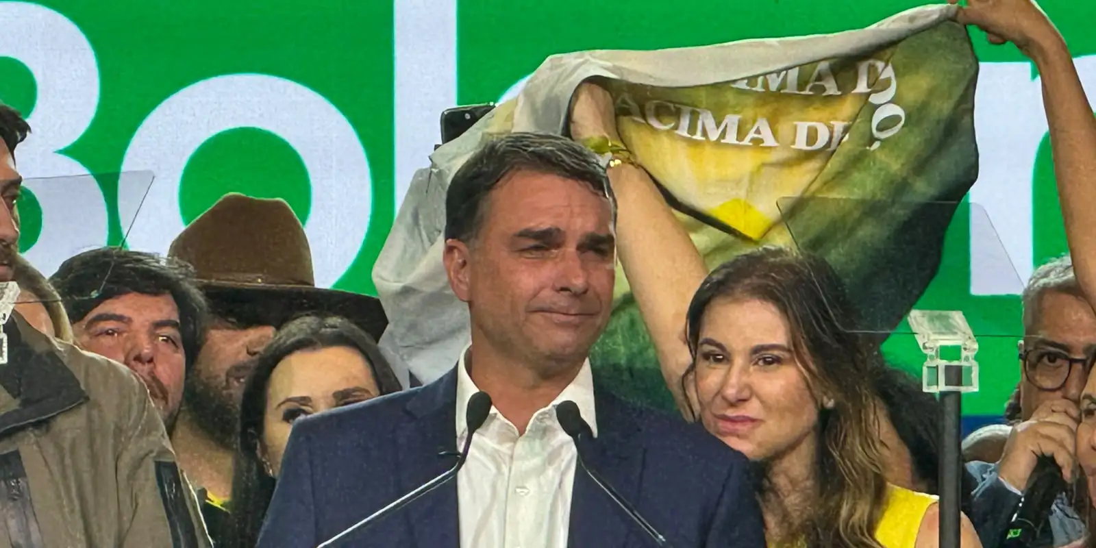 Flávio Bolsonaro viajou em jato ligado a Vorcaro em 2025, diz revista