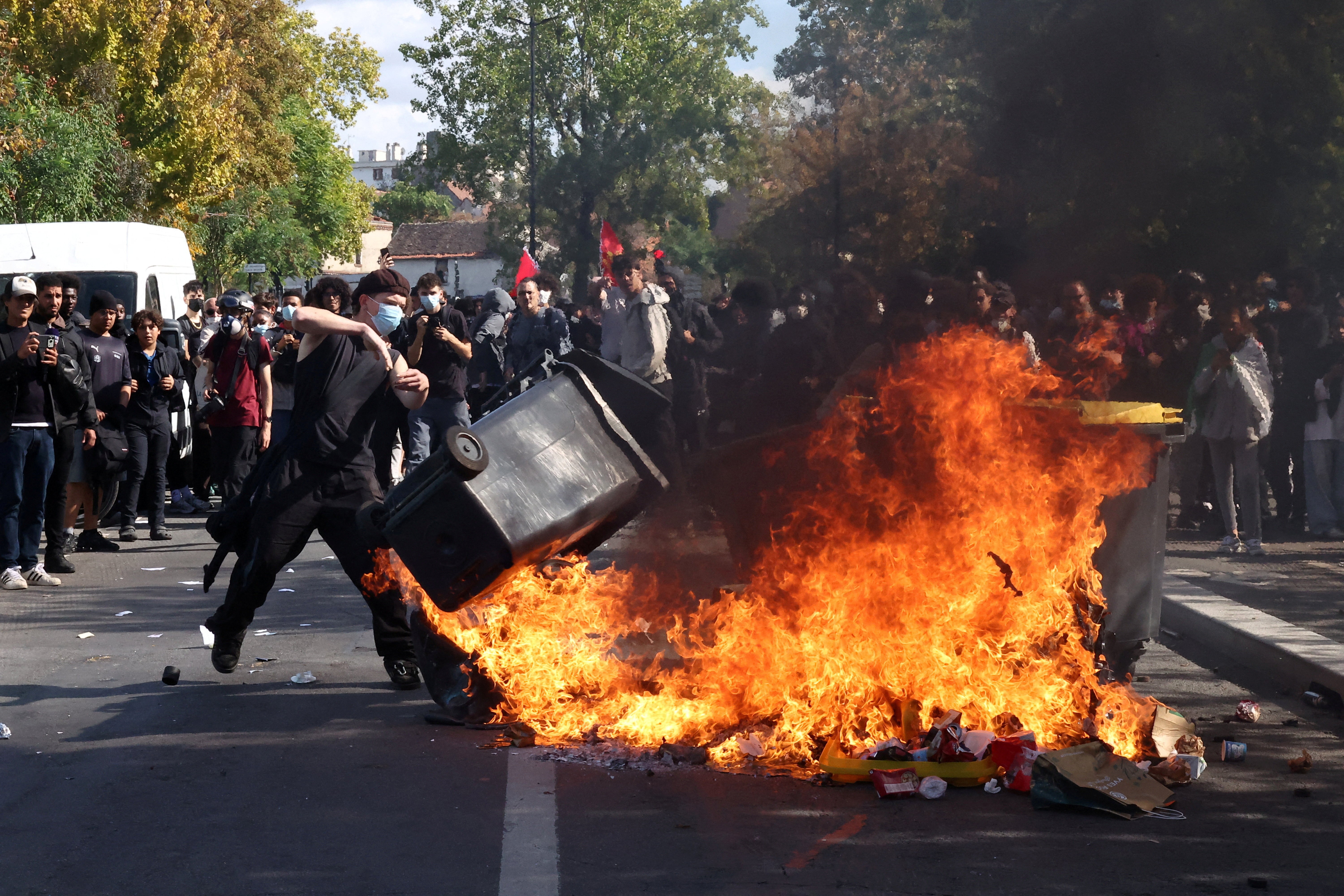 Jovem de 15 anos tem mão arrancada ao pegar granada lançada por policiais durante protestos escolares na França